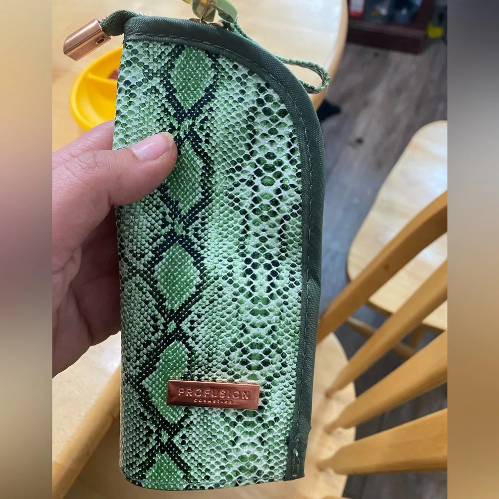 Profusion Cosmetics Desert Sage Brush and Bag Set